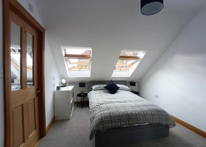 Entire Modern Cottage Close To Beach - Pet Friendly