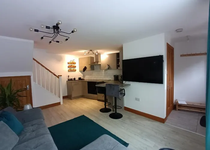 Entire Modern Cottage Close To Beach - Pet Friendly